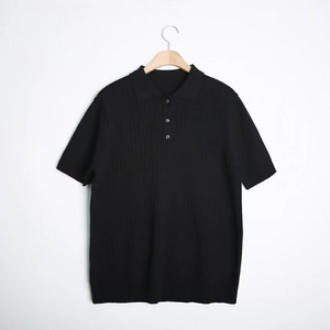 Herren Slim Fit Poloshirt aus schwarzem Strick mit vertikaler Textur und klassischem Kragen