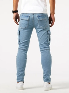 Vista posteriore di jeans cargo slim fit azzurri con tasche laterali e dettagli cuciture