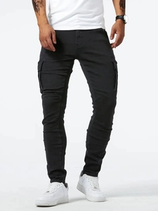 Dettaglio dei jeans cargo neri slim fit con tasche laterali a patta e cuciture sulle ginocchia