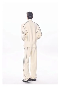 Vue arrière d'un survêtement beige pour homme avec liserés noirs et design minimaliste