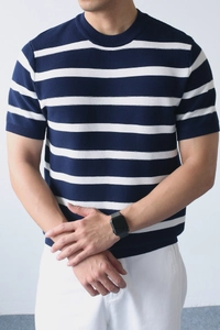Detail eines blau-weiß gestreiften Herren-Strick-T-Shirts mit Rippenstruktur und Rundhals