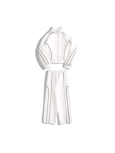 Survêtement blanc minimaliste avec lignes de contraste noires et veste à col montant à plat