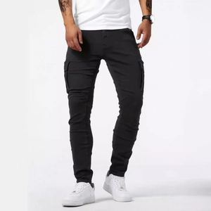 Jeans cargo neri slim fit da uomo con tasche laterali a patta su sfondo bianco neutro