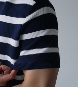 Detailaufnahme der gestreiften Strick-Kurzarmshirt mit Textur und Rippbündchen