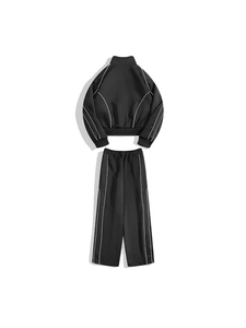 Détail macro d'un ensemble de sport noir avec coutures contrastées blanches et tissu doux