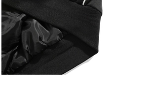 Détail rapproché des poignets en tricot et de la doublure satinée d'une veste noire