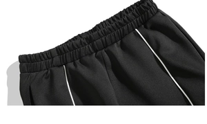 Vue détaillée de la taille élastique sur un pantalon décontracté noir à rayures