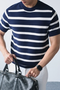Detail eines gestreiften Herren-Strick-T-Shirts mit Ripp-Rundhalsausschnitt und weicher Textur