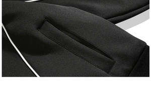 Détail d'une veste de sport noire avec liseré blanc et poche passepoilée de qualité