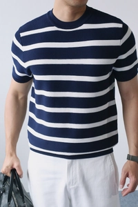Details des blau-weiß gestreiften Strickshirts mit strukturierter Optik und Rundhalsausschnitt