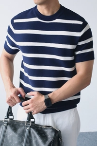 Detailansicht des gestreiften Strick-T-Shirts in Navy und Weiß mit Rippbündchen