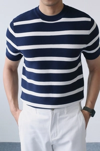 Detail eines kurzärmeligen Herren-Strick-T-Shirts mit klassischen blau-weißen Streifen