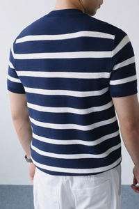 Detaillierte Rückansicht des gestreiften Herren-Strick-T-Shirts in Marineblau und Weiß