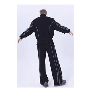 Vue arrière d'un survêtement noir pour homme avec des rayures blanches et coupe ample