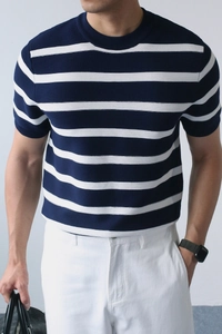 Detail des blau-weiß gestreiften Herren-Strick-T-Shirts mit atmungsaktivem Stoff
