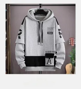 Détail de la grande poche cargo avec texte imprimé sur ce sweat à capuche décontracté