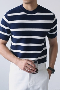 Nahaufnahme des klassisch blau-weiß gestreiften Strick-T-Shirts mit feiner Textur