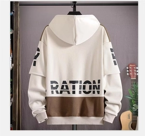 Détail du sweat à capuche rétro américain avec lettrage RATION et imprimés graphiques