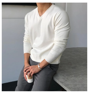 Detail von weißem V-Ausschnitt Strickpullover mit weicher Textur und geripptem Kragen