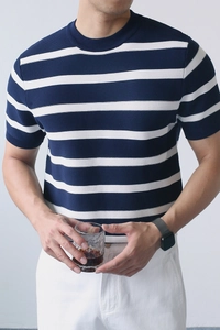 Detail der blau-weiß gestreiften Stricktextur auf dem Herren Eisseide Kurzarm-Sommer-T-Shirt