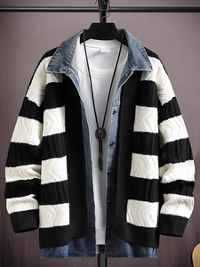 Detailaufnahme der V-Strickstruktur einer schwarz-weiß gestreiften Strickjacke mit Denim-Lagen