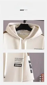 Détail de la capuche à cordon et de l'imprimé urbain vintage sur un sweat à capuche