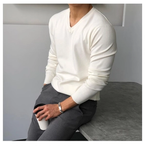Nahaufnahme cremefarbener V-Ausschnitt Pullover mit feiner Stricktextur und Rippbündchen