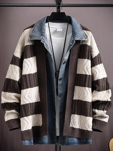 Detail der Strickjacke mit Denim-Kragen und strukturierten braun-weißen Streifen