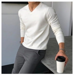 Detail eines weißen Herren-Strickpullovers mit V-Ausschnitt im Business-Casual-Stil