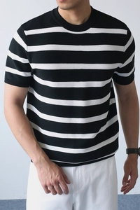Detail eines atmungsaktiven Herren-Strick-T-Shirts mit Streifenmuster und Rippbündchen