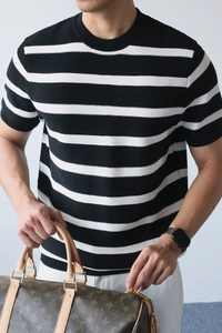 Nahaufnahme der hochwertigen Stricktextur des schwarz-weiß gestreiften Herren-T-Shirts