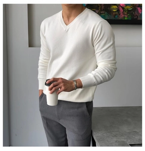 Detailansicht eines weißen V-Ausschnitt-Strickpullovers mit Rippbündchen für Herren
