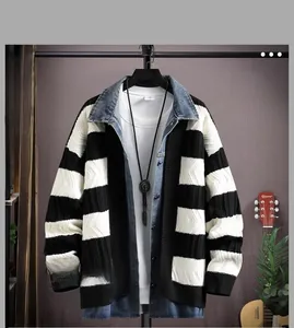 Detail des Denim-Patchwork-Kragens an einer schwarz-weiß gestreiften Strickjacke