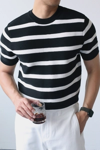 Makro-Detail der atmungsaktiven gestreiften Stricktextur des Herren-T-Shirts