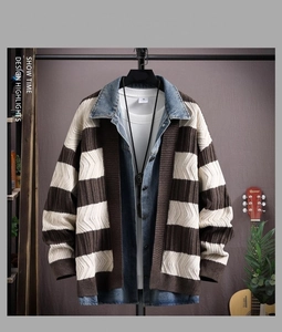 Detail der Strickjacke mit blauem Denim-Patchwork-Kragen und Streifenstruktur