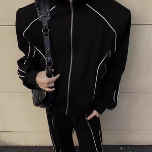 Survêtement noir pour homme avec liseré blanc contrasté, comprenant veste zippée et pantalon