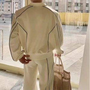 Survêtement homme beige avec rayures contrastées bleu marine et veste à col montant zippé