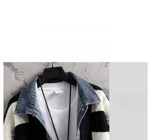 Details der Strickjacke mit schwarz-weißem Karomuster und Denim-Kragen-Design