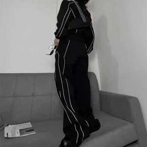 Survêtement homme noir style urbain avec rayures blanches et sacoche à rivets argentés