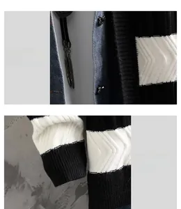 Detailansicht der Strickjacke mit Denim-Lagenkragen und Metall-Federanhänger-Detail