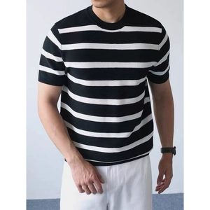 Herren Strick-T-Shirt aus Eisseide mit schwarz-weißen Querstreifen und Rundhalsausschnitt