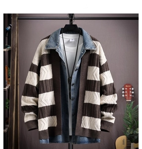 Detailansicht der Herren-Strickjacke mit Denim-Hemd und gestreifter Textur