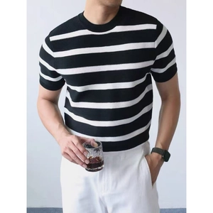 Herren Kurzarm-Strickshirt mit schwarz-weißen Streifen aus kühler Eisseide im Sommer