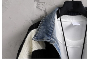 Detail von Denim-Kragennaht und schwarz-weißem Strickmuster an einer Freizeitstrickjacke