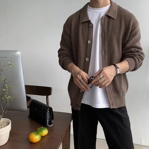 Nahaufnahme der dunkelbraunen Strickjacke mit vertikalen Streifen, Revers und Knöpfen