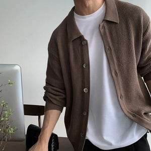 Detail eines braunen Herren-Strick-Cardigans mit Revers und feiner Rippenstruktur