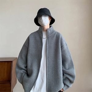 Detailaufnahme der schweren Rippstrick-Textur und des Metallreißverschlusses am grauen Cardigan