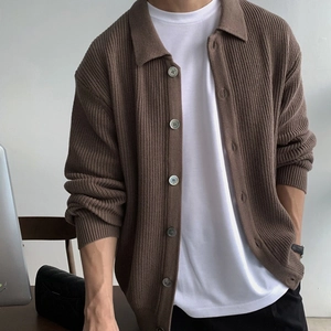 Makroaufnahme der braunen Strickjacke mit Rippenmuster, Polokragen und Knöpfen