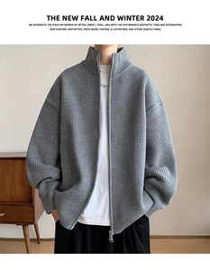 Detailansicht der grauen Rippstrick-Struktur und des Reißverschlusses am Strickjacke