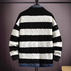 Gestreifter Strickpullover für Herren mit Denim-Patchwork im locker-lässigen Stil